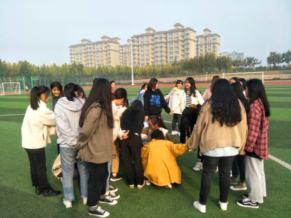 室外团体心理课(二)活动”心有千千结“.jpg 室外团体心理课(二)活动”心有千千结“.jpg