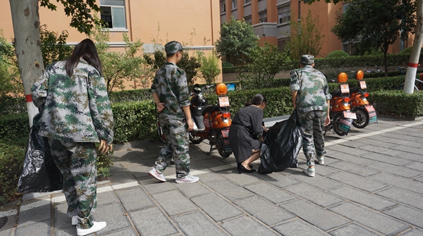 军训见习同学体验劳动教育