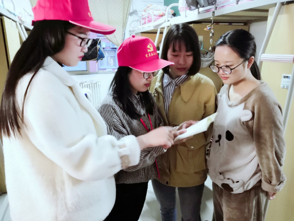党员检查女生宿舍1.jpg 党员检查女生宿舍1.jpg