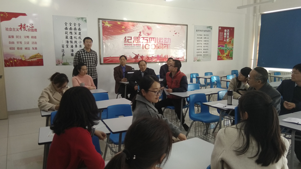 图2 公开课后评课现场图_副本.jpg 图2 公开课后评课现场图_副本.jpg