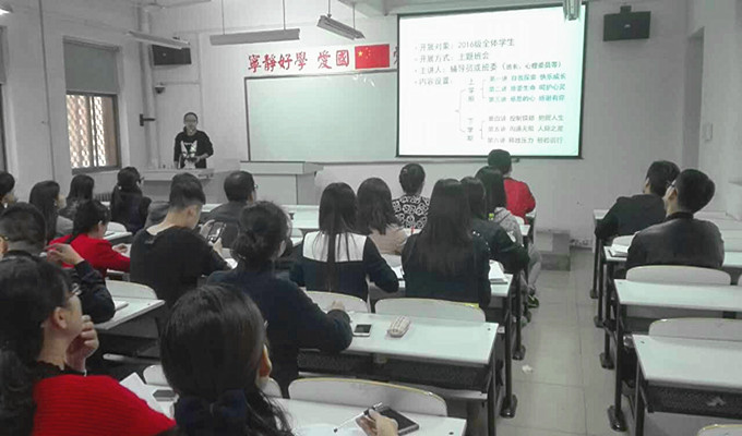 卫丹老师做讲解_副本.jpg