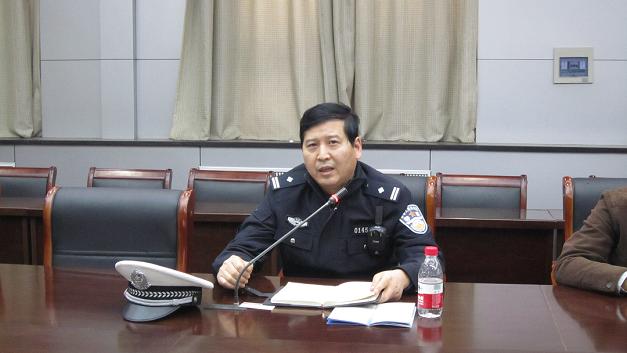2014.10.30巩义交警三中队马烟玉队长在司机班培训会议上讲话.JPG