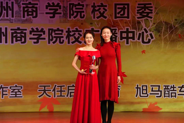 巩义市电视台文艺部主任孟姹姹为亚军贺惠禾颁奖.jpg 巩义市电视台文艺部主任孟姹姹为亚军贺惠禾颁奖.jpg