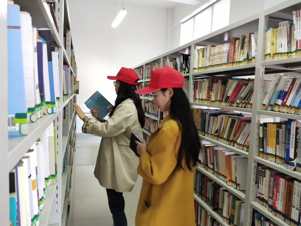 党员志愿者图书阅览室执勤1.jpg 党员志愿者图书阅览室执勤1.jpg