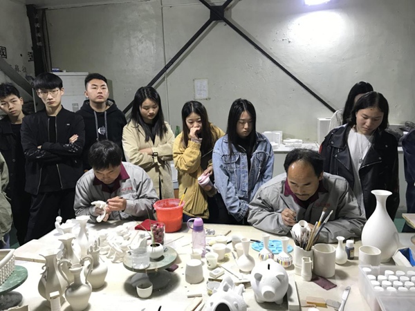 学生调研现场.png 学生调研现场.png