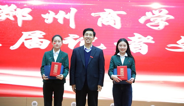 副校长师求恩教授为获得“新闻采写“一等奖的同学颁奖.jpg 副校长师求恩教授为获得“新闻采写“一等奖的同学颁奖.jpg