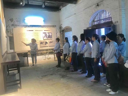参观展室.jpg 参观展室.jpg