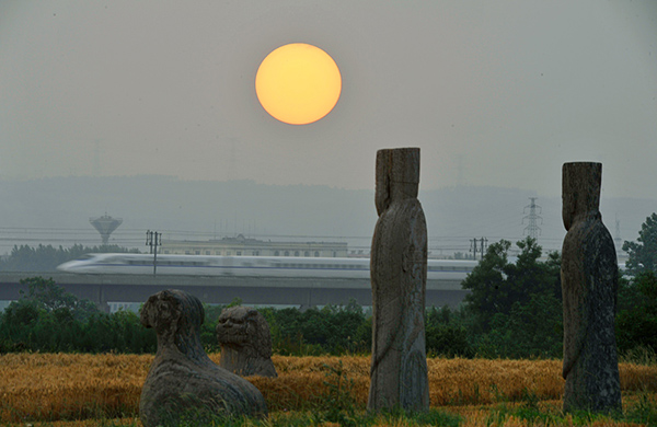 011-1 巩义宋陵多分布在田野中.JPG