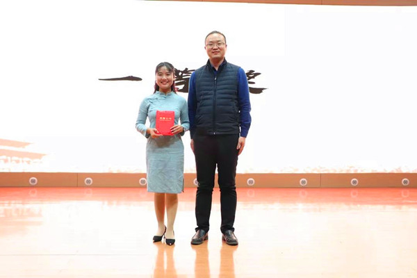 学务长兼校团委书记路程为一等奖获得者颁奖.jpg 学务长兼校团委书记路程为一等奖获得者颁奖.jpg