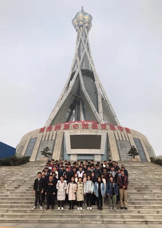 实习学生合影留念2.jpg 实习学生合影留念2.jpg