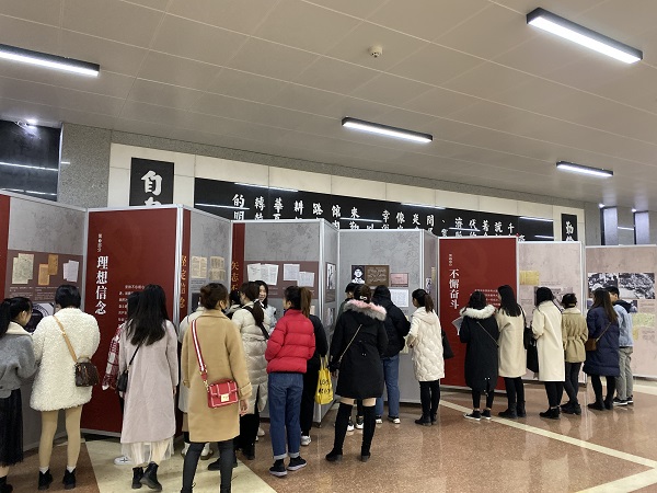 参观展览3 - 副本.jpg 参观展览3 - 副本.jpg