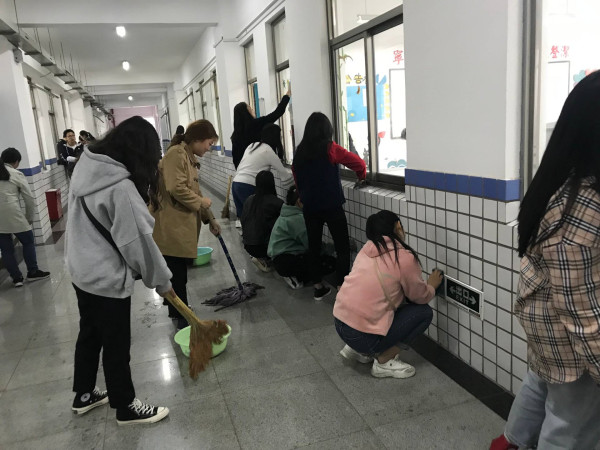 党员干部打扫卫生2.jpg 党员干部打扫卫生2.jpg