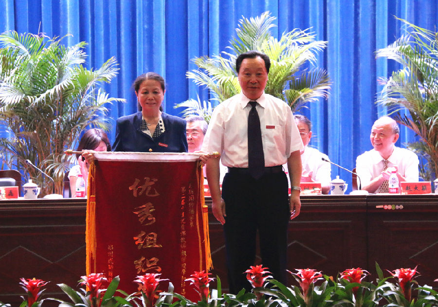 杜院长颁奖.JPG